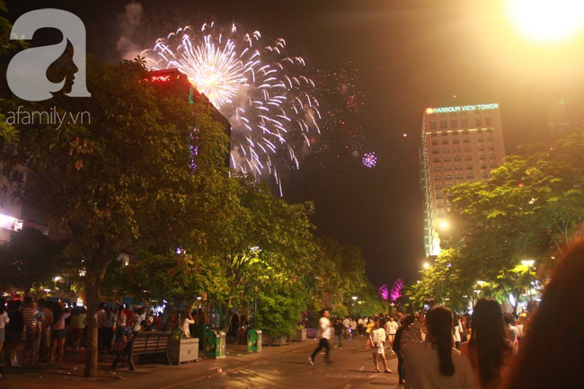 Người dân Sài Gòn reo hò trước màn trình diễn pháo hoa, hân hoan mừng Ngày giải phóng miền Nam 30/4 - Ảnh 1.