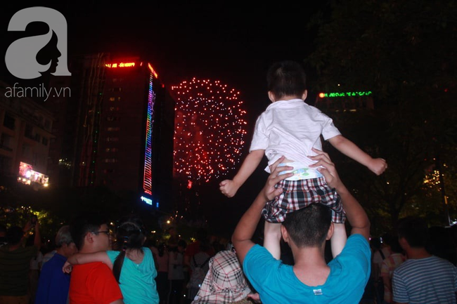 Người dân Sài Gòn reo hò trước màn trình diễn pháo hoa, hân hoan mừng Ngày giải phóng miền Nam 30/4 - Ảnh 3.
