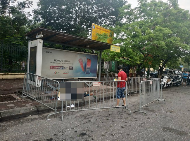 Hà Nội: Phát hiện một người tử vong tại bến xe buýt sau đêm mưa lớn - Ảnh 2.