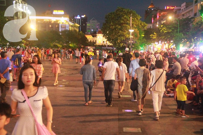 Người dân Sài Gòn reo hò trước màn trình diễn pháo hoa, hân hoan mừng Ngày giải phóng miền Nam 30/4 - Ảnh 34.