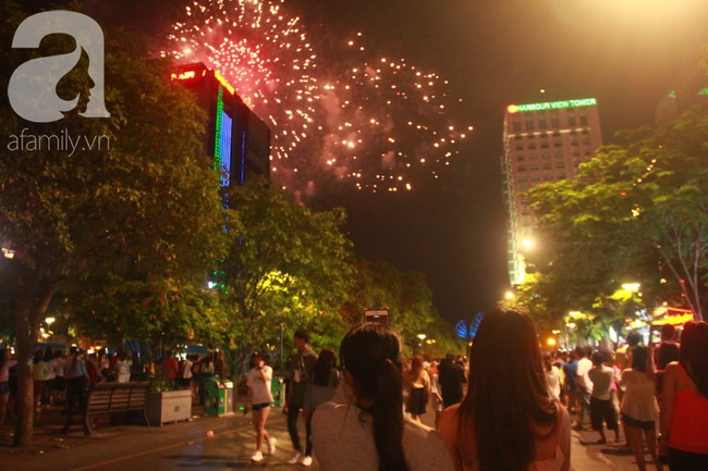 Người dân Sài Gòn reo hò trước màn trình diễn pháo hoa, hân hoan mừng Ngày giải phóng miền Nam 30/4 - Ảnh 9.