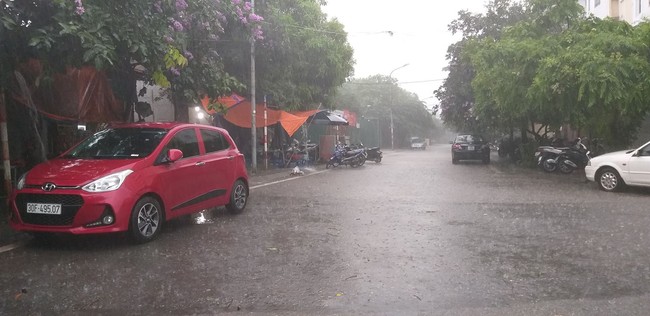 Sáng 30/4, Hà Nội bất ngờ đổ mưa lớn tầm tã, đường phố vắng hoe không bóng người - Ảnh 5.