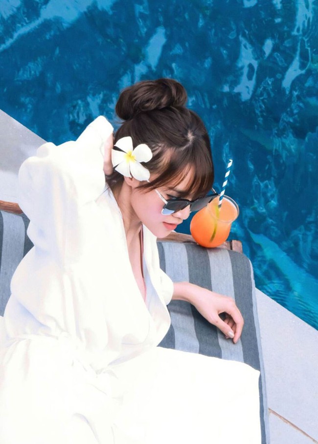 Khoe ảnh bikini nóng bỏng, Ninh Dương Lan Ngọc chính thức gia nhập hội mỹ nhân khoe dáng mùa hè - Ảnh 2.