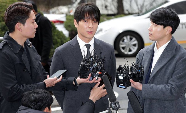 Tin nóng dồn đập: Choi Jong Hoon cuối cùng đã nhận tội, hôn thê tài phiệt của Yoochun bị bắt và trói tay giải về đồn - Ảnh 1.