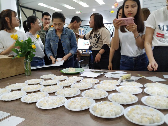 Dân công sở rộn ràng khoe không khí Tết Hàn thực sớm ở khắp công ty, đem cả bếp lên văn phòng nặn bánh trôi - Ảnh 1.