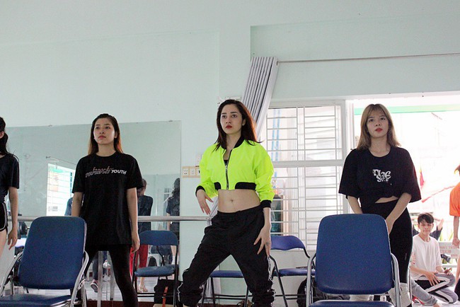Nữ chúa Bảo Anh khoe vòng eo thon gọn chăm chỉ tập luyện cùng vũ đoàn - Ảnh 3. Nữ chúa Bảo Anh khoe vòng eo thon gọn chăm chỉ tập luyện cùng vũ đoàn - Ảnh 3.