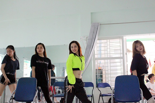 Nữ chúa Bảo Anh khoe vòng eo thon gọn chăm chỉ tập luyện cùng vũ đoàn - Ảnh 4. Nữ chúa Bảo Anh khoe vòng eo thon gọn chăm chỉ tập luyện cùng vũ đoàn - Ảnh 4.