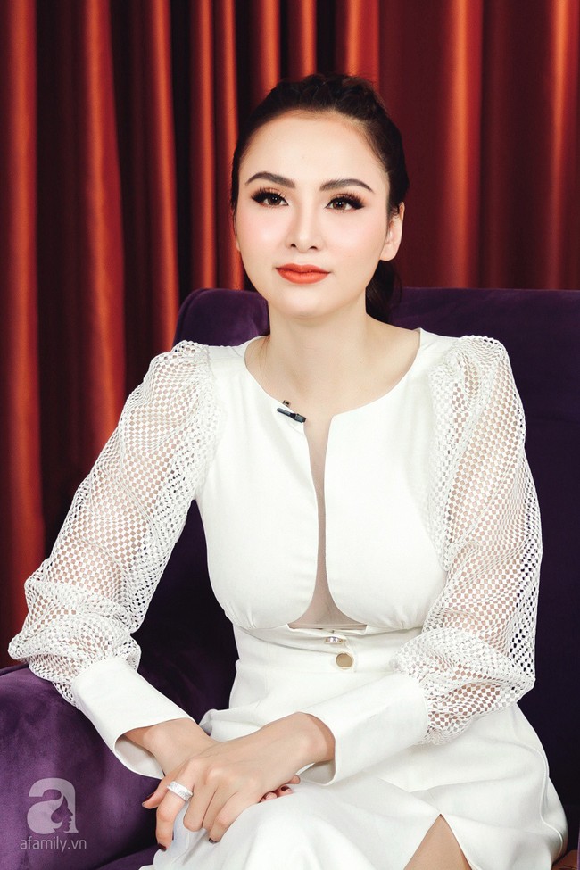 LIVESTREAM: Hoa hậu Diễm Hương gây sốc khi phủ nhận chuyện là mẹ đơn thân và tin đồn ly hôn lần 2  - Ảnh 3.