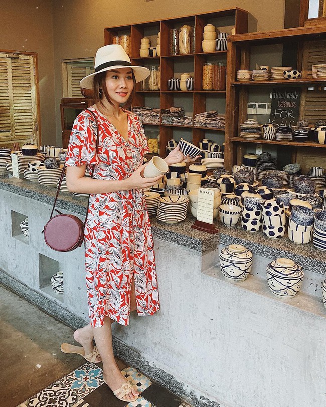 Tiện một công tung tăng diện váy xinh, loạt sao Việt gián tiếp gợi ý cho các chị em những mẫu váy liền đáng sắm nhất trong hè này - Ảnh 5. Tiện một công tung tăng diện váy xinh, loạt sao Việt gián tiếp gợi ý cho các chị em những mẫu váy liền đáng sắm nhất trong hè này - Ảnh 5.