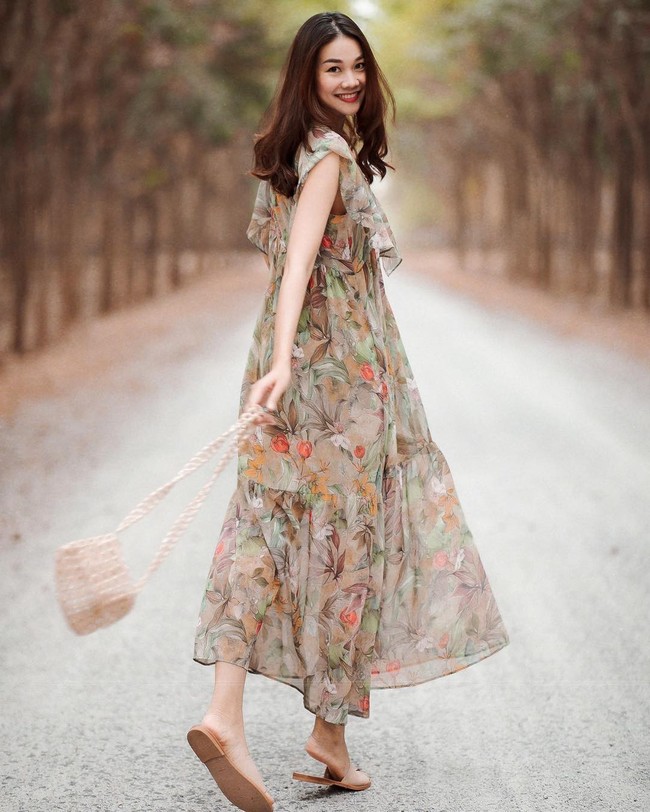 Tiện một công tung tăng diện váy xinh, loạt sao Việt gián tiếp gợi ý cho các chị em những mẫu váy liền đáng sắm nhất trong hè này - Ảnh 3.