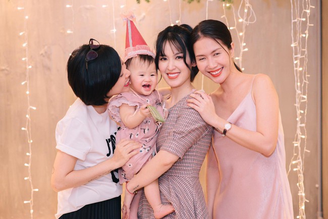 Tiểu công chúa nhà Tú Vi - Văn Anh xinh xắn trong tiệc thôi nôi ngập sắc hồng - Ảnh 6. Tiểu công chúa nhà Tú Vi - Văn Anh xinh xắn trong tiệc thôi nôi ngập sắc hồng - Ảnh 6.