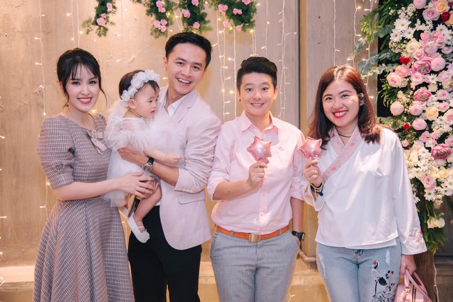 Tiểu công chúa nhà Tú Vi - Văn Anh xinh xắn trong tiệc thôi nôi ngập sắc hồng - Ảnh 9. Tiểu công chúa nhà Tú Vi - Văn Anh xinh xắn trong tiệc thôi nôi ngập sắc hồng - Ảnh 9.