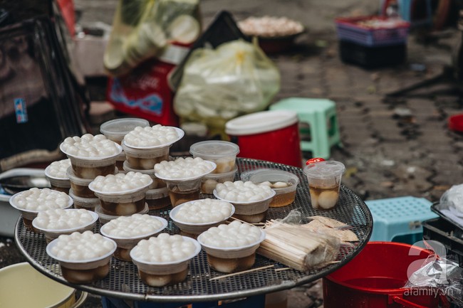 Quán chè cứ Tết Hàn thực người Hà Nội lại xếp hàng dài, chờ đến 30 phút để mua bánh trôi, bánh chay - Ảnh 8.