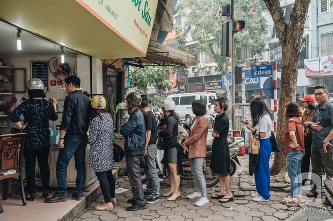 Quán chè cứ Tết Hàn thực người Hà Nội lại xếp hàng dài, chờ đến 30 phút để mua bánh trôi, bánh chay - Ảnh 2.