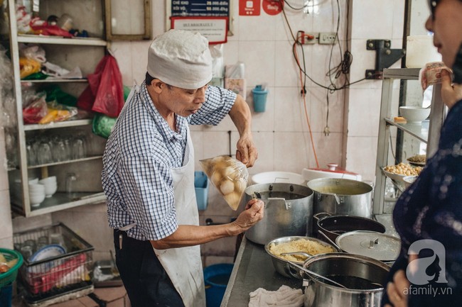 Quán chè cứ Tết Hàn thực người Hà Nội lại xếp hàng dài, chờ đến 30 phút để mua bánh trôi, bánh chay - Ảnh 4.