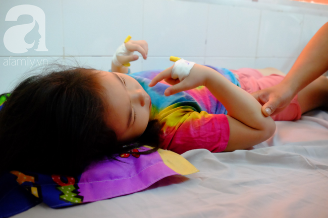 TP.HCM: 61 học sinh nhập viện nằm la liệt sau khi ăn trưa tại trường tiểu học - Ảnh 4.