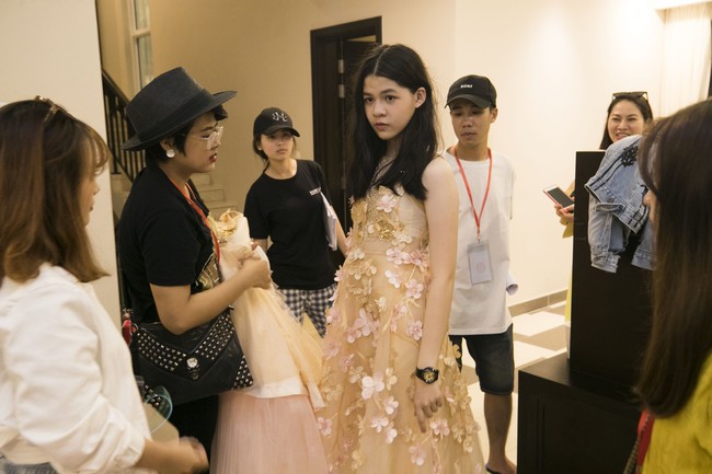Mẫu nhí hào hứng thử đồ và tập luyện trước thềm Tuần lễ thời trang trẻ em Việt Nam Xuân Hè 2019 - Ảnh 4.