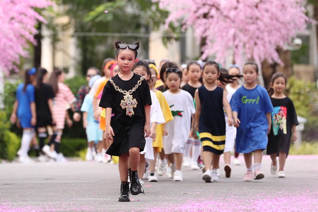 Con gái Xuân Lan làm vedette, mẫu nhí 2,5 tuổi gây sốt khi trình diễn cùng xe đạp mở màn Tuần lễ thời trang trẻ em 2019 - Ảnh 7.
