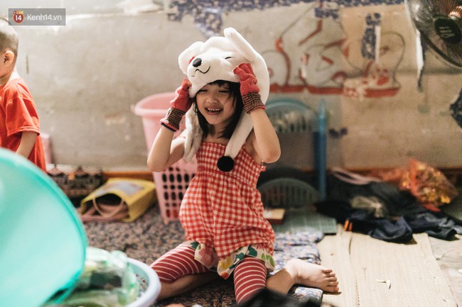 Bất ngờ nổi tiếng sau 1 đêm, bé gái 6 tuổi phối đồ chất ở Hà Nội trở về những ngày lang thang bán hàng rong cùng mẹ - Ảnh 11.