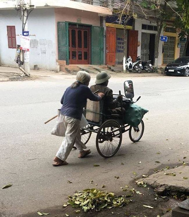 Cặp vợ chồng nhặt vỏ lon gây xúc động với chuyện tình tôi là mắt của bà, bà là chân của tôi - Ảnh 2.