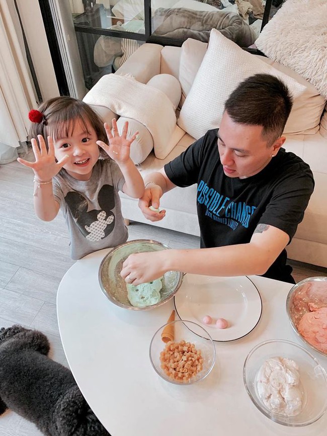 Ngồi cặm cụi nặn bánh trôi cùng bố, cô bé 3 tuổi Cam Cam nhà Heo Mi Nhon đốn tim hội bỉm sữa vì quá đáng yêu - Ảnh 1.