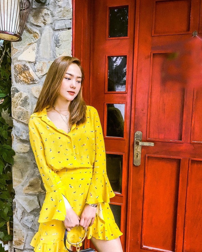 Tiện một công tung tăng diện váy xinh, loạt sao Việt gián tiếp gợi ý cho các chị em những mẫu váy liền đáng sắm nhất trong hè này - Ảnh 15. Tiện một công tung tăng diện váy xinh, loạt sao Việt gián tiếp gợi ý cho các chị em những mẫu váy liền đáng sắm nhất trong hè này - Ảnh 15.