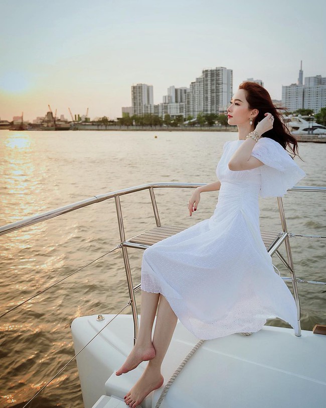 Tiện một công tung tăng diện váy xinh, loạt sao Việt gián tiếp gợi ý cho các chị em những mẫu váy liền đáng sắm nhất trong hè này - Ảnh 11. Tiện một công tung tăng diện váy xinh, loạt sao Việt gián tiếp gợi ý cho các chị em những mẫu váy liền đáng sắm nhất trong hè này - Ảnh 11.