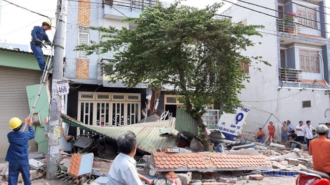 TP.HCM: Xe container tông sập 3 nhà dân lúc rạng sáng, 14 người thoát chết trong gang tấc - Ảnh 2.