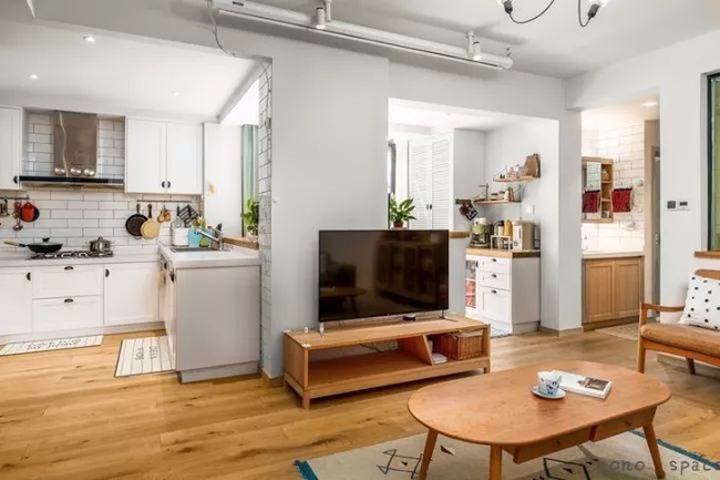 Căn hộ 72m2 cũ kỹ, thiếu sáng trở nên đẹp bất ngờ sau cải tạo nhờ mở rộng phòng khách một cách khéo léo - Ảnh 5. Căn hộ 72m2 cũ kỹ, thiếu sáng trở nên đẹp bất ngờ sau cải tạo nhờ mở rộng phòng khách một cách khéo léo - Ảnh 5.