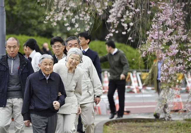 Vua và hoàng hậu Nhật Bản gây bất ngờ khi tản bộ bên ngoài cung điện ngắm hoa anh đào nở nhưng cách ông thể hiện tình cảm với bạn đời 60 năm mới khiến người ta ngưỡng mộ - Ảnh 2.