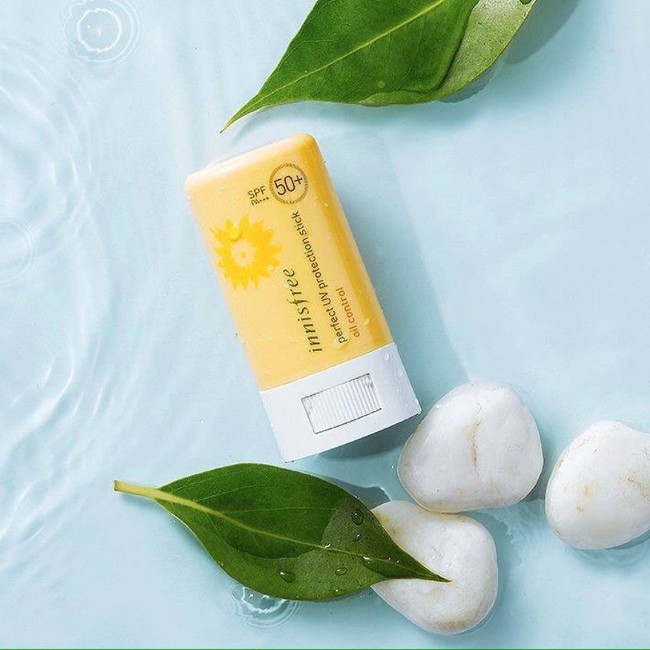 Sáp chống nắng dạng thỏi - trợ thủ xịn sò bôi vừa mướt da vừa nhẹ mặt, lại siêu tiện mà bạn nên đầu tư ngay hè này - Ảnh 2. Sáp chống nắng dạng thỏi - trợ thủ xịn sò bôi vừa mướt da vừa nhẹ mặt, lại siêu tiện mà bạn nên đầu tư ngay hè này - Ảnh 2.