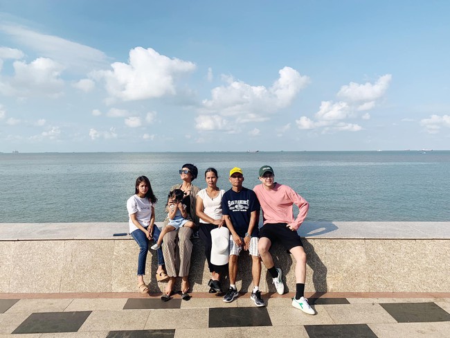 H’Hen Niê khoe ảnh đưa gia đình đi du lịch nhưng chàng trai lạ mặt xuất hiện chung khung hình mới là tâm điểm chú ý! - Ảnh 1. H’Hen Niê khoe ảnh đưa gia đình đi du lịch nhưng chàng trai lạ mặt xuất hiện chung khung hình mới là tâm điểm chú ý! - Ảnh 1.