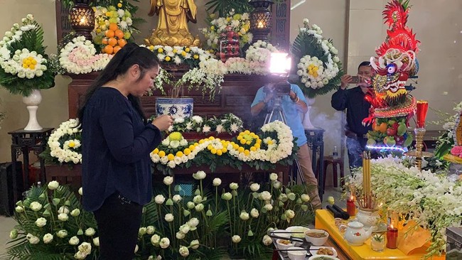 Rất đông các nghệ sĩ đã có mặt tại chùa Ấn Quang, nói lời tiễn biệt sau cùng tới cố diễn viên Anh Vũ  - Ảnh 4.