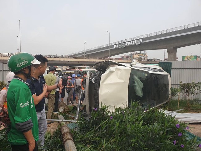 Hà Nội: Nữ tài xế ô tô mất lái, tông loạt xe máy rồi lao thẳng lên vỉa hè, 3 người bị thương - Ảnh 2.