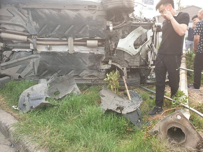 Hà Nội: Nữ tài xế ô tô mất lái, tông loạt xe máy rồi lao thẳng lên vỉa hè, 3 người bị thương - Ảnh 3.
