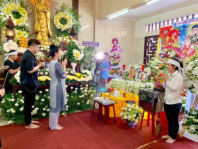 Trịnh Kim Chi khóc ngất khi tới viếng nghệ sĩ Anh Vũ, nghẹn ngào nói lời tiễn biệt người bạn thân thiết  - Ảnh 6.