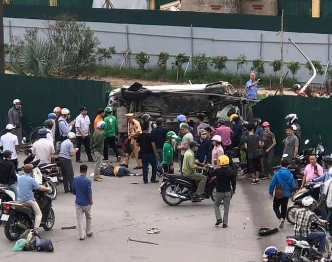 Hà Nội: Nữ tài xế ô tô mất lái, tông loạt xe máy rồi lao thẳng lên vỉa hè, 3 người bị thương - Ảnh 4.