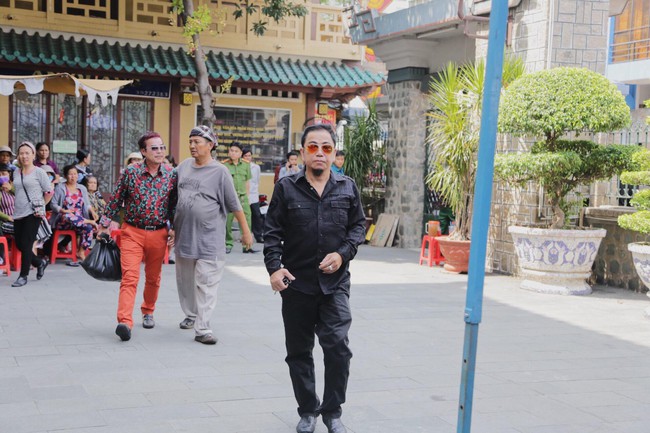 Rất đông các nghệ sĩ đã có mặt tại chùa Ấn Quang, nói lời tiễn biệt sau cùng tới cố diễn viên Anh Vũ  - Ảnh 10.