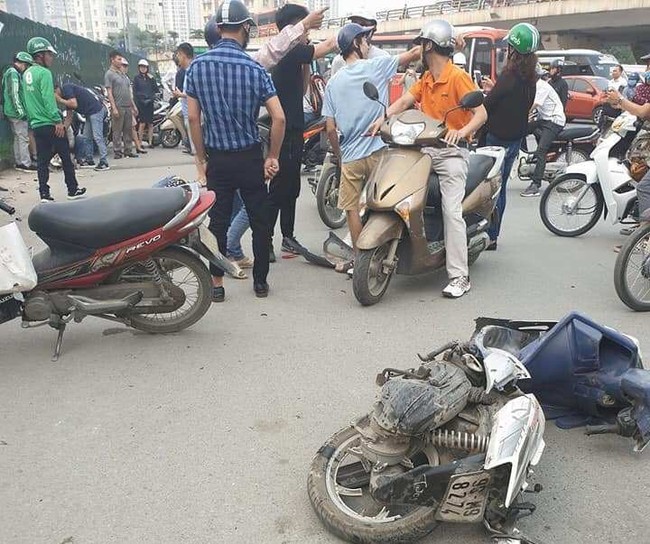Hà Nội: Nữ tài xế ô tô mất lái, tông loạt xe máy rồi lao thẳng lên vỉa hè, 3 người bị thương - Ảnh 5.