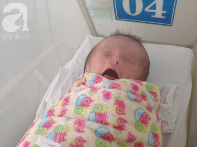 Bé gái sơ sinh ở Lâm Đồng bị mẹ bỏ trong bọc xốp treo trên cây 3 ngày, mũi có dòi không thể phát triển bình thường - Ảnh 6.
