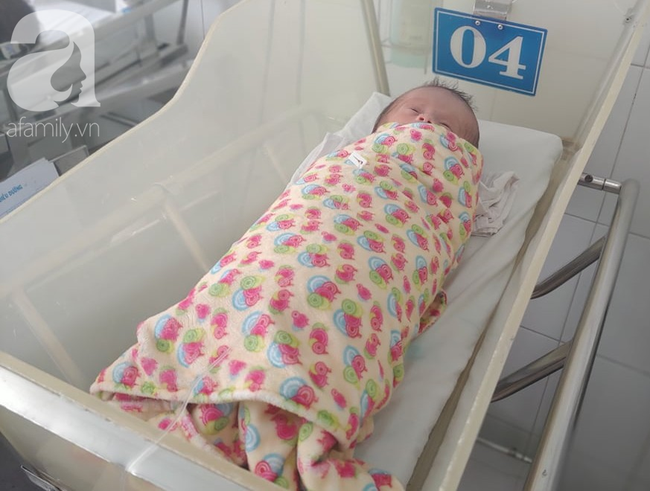 Bé gái sơ sinh ở Lâm Đồng bị mẹ bỏ trong bọc xốp treo trên cây 3 ngày, mũi có dòi không thể phát triển bình thường - Ảnh 5.
