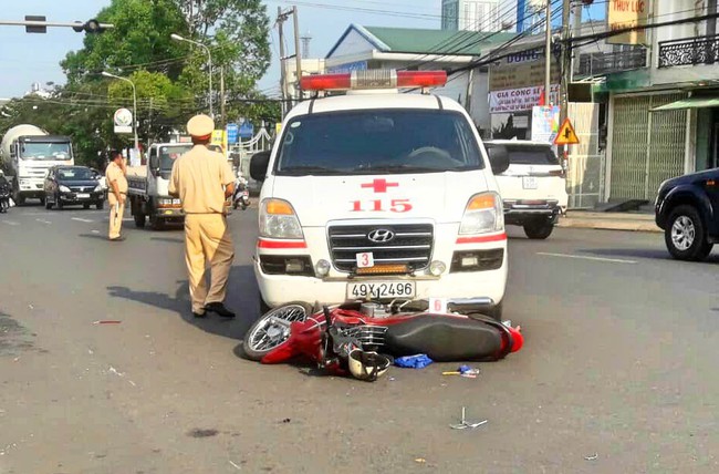 Lâm Đồng: Xe cứu thương vượt đèn đỏ tông xe máy, 1 người dập não - Ảnh 1.
