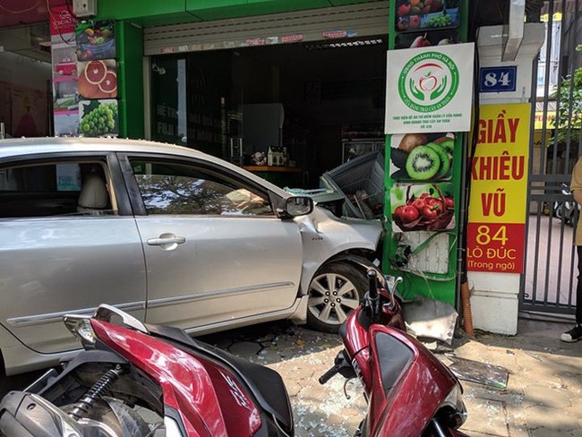 Thêm một người phụ nữ lái ô tô đâm thẳng cửa hàng bán hoa quả ở Hà Nội - Ảnh 1.