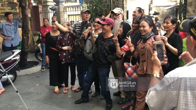 Vô tư khoe ảnh selfie, thả tim ở đám tang nghệ sĩ Anh Vũ, cô gái bị dân mạng ném đá dữ dội dù đã xóa status ngay sau đó - Ảnh 1. Vô tư khoe ảnh selfie, thả tim ở đám tang nghệ sĩ Anh Vũ, cô gái bị dân mạng ném đá dữ dội dù đã xóa status ngay sau đó - Ảnh 1.