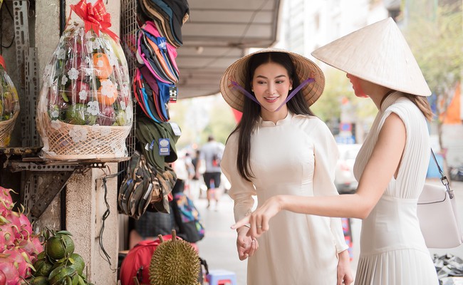 Vừa đặt chân đến Việt Nam, Phương Khánh đã dẫn Á hậu 1 Miss Earth đi ăn bún riêu vỉa hè - Ảnh 2.