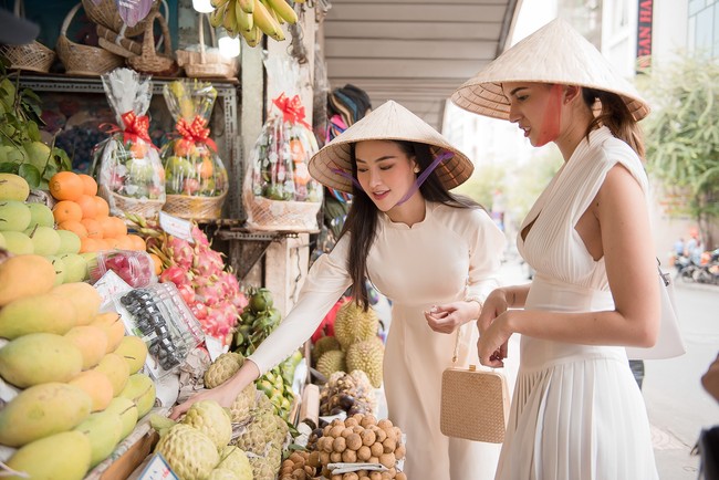 Vừa đặt chân đến Việt Nam, Phương Khánh đã dẫn Á hậu 1 Miss Earth đi ăn bún riêu vỉa hè - Ảnh 3.