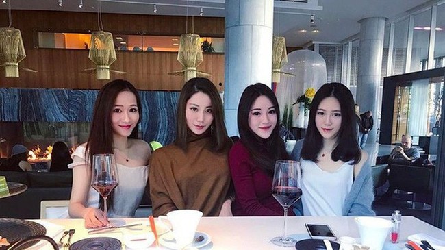 Cuộc sống xa hoa của tiểu thư có chiếc cằm đẹp nhất Trung Quốc: Bố mẹ cho chục tỷ mỗi tháng để tiêu xài, muốn xuất bản hẳn cuốn tạp chí về cách sống sang chảnh - Ảnh 6. Cuộc sống xa hoa của tiểu thư có chiếc cằm đẹp nhất Trung Quốc: Bố mẹ cho chục tỷ mỗi tháng để tiêu xài, muốn xuất bản hẳn cuốn tạp chí về cách sống sang chảnh - Ảnh 6.