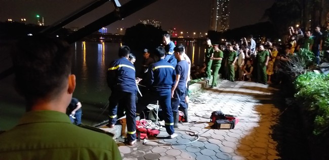 Hà Nội: Ô tô 4 chỗ lao xuống hồ Linh Đàm, tài xế lóp ngóp chui ra thoát chết - Ảnh 4. Hà Nội: Ô tô 4 chỗ lao xuống hồ Linh Đàm, tài xế lóp ngóp chui ra thoát chết - Ảnh 4.
