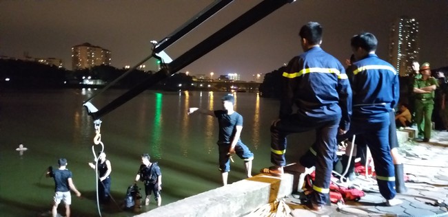 Hà Nội: Ô tô 4 chỗ lao xuống hồ Linh Đàm, tài xế lóp ngóp chui ra thoát chết - Ảnh 6. Hà Nội: Ô tô 4 chỗ lao xuống hồ Linh Đàm, tài xế lóp ngóp chui ra thoát chết - Ảnh 6.