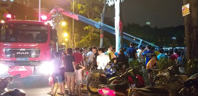 Hà Nội: Ô tô 4 chỗ lao xuống hồ Linh Đàm, tài xế lóp ngóp chui ra thoát chết - Ảnh 8. Hà Nội: Ô tô 4 chỗ lao xuống hồ Linh Đàm, tài xế lóp ngóp chui ra thoát chết - Ảnh 8.